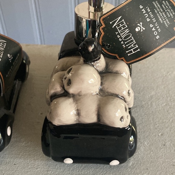 NWT- Set of 2- 10.9oz- Black Ceramic Trick or Treat Truck Soap Dispensers 💀🐦‍⬛ - Picture 11 of 16